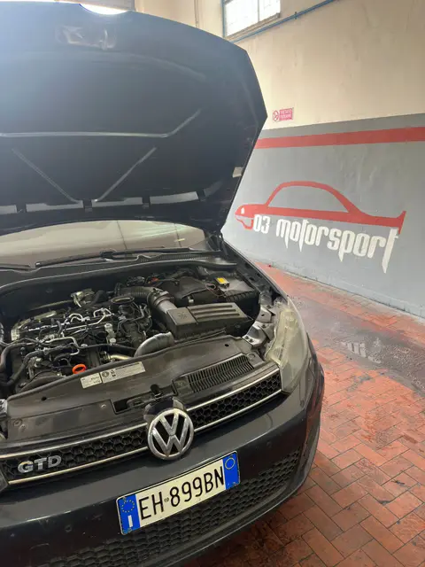Golf GTD in officina con il cofano aperto